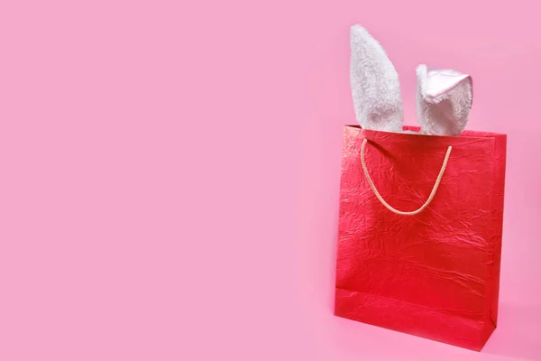 부활절 가방에 부활절 분홍색 배경에 있습니다 부활절 쇼핑이라는 주머니가 미니멀리즘적 — 스톡 사진