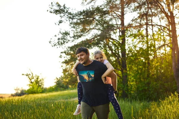 Father Giving Piggyback Ride Small Daughter Walk Summer Forest — Stok fotoğraf