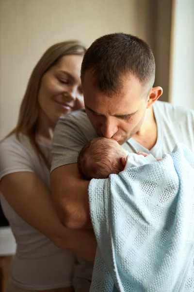 Mujer Hombre Sosteniendo Recién Nacido Mamá Papá Bebé Primer Plano — Foto de Stock