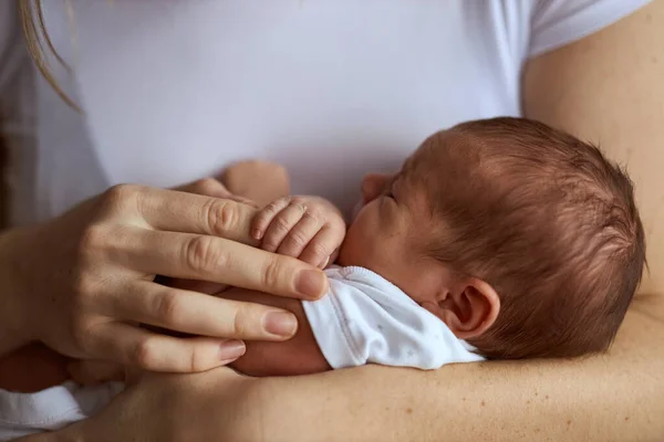 Mother Holding Her Newborn Baby Hands Baby Hands Mum Loving — 스톡 사진