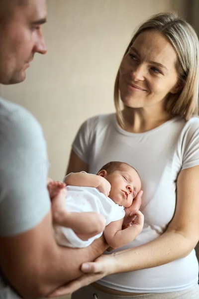 Femme Homme Tenant Nouveau Maman Papa Bébé Gros Plan Portrait — Photo