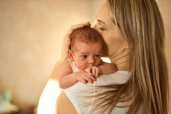 Mère Tenant Son Nouveau Dans Ses Mains Bébé Sur Les — Photo