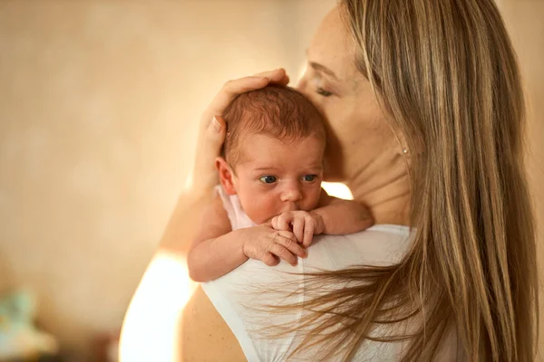 Mother Holding Her Newborn Baby Hands Baby Hands Mum Loving — 스톡 사진