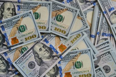Yüz dolarlık banknotların arka planı.