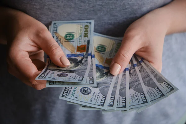 Close-up de mãos femininas com notas de dólar — Fotografia de Stock