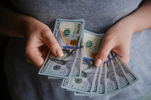 Gros plan des mains féminines munies de billets en dollars — Photo