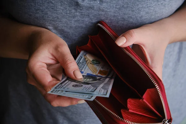 Gros plan de la femme sortant de l'argent de son sac. — Photo