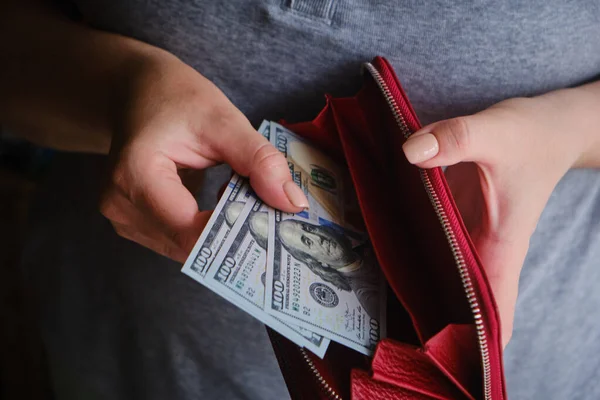 Gros plan de la femme sortant de l'argent de son sac. — Photo