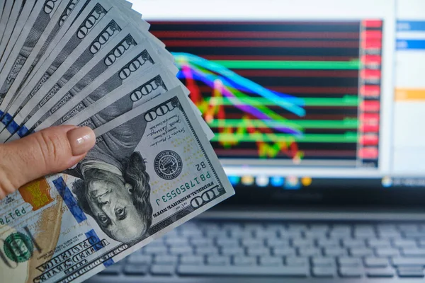Notas de dólares e mão mulher contra o fundo da tela — Fotografia de Stock