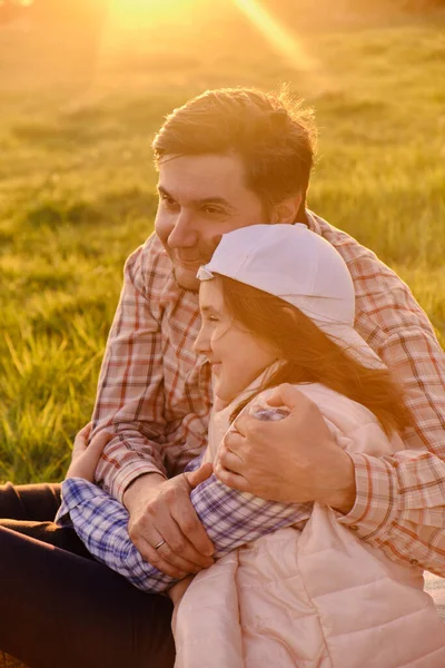 Ein Glücklicher Vater Amüsiert Sich Mit Seiner Kleinen Tochter Der — Stockfoto