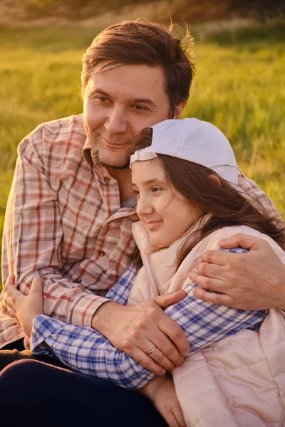 Egy Boldog Apa Szórakozik Kislányával Természetben Lány Megöleli Apját Mosolyog — Stock Fotó