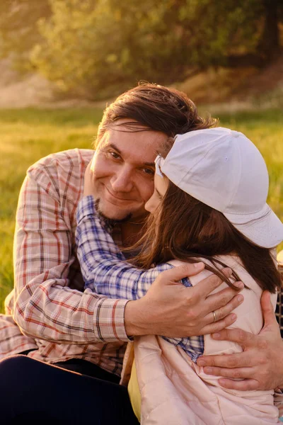 Padre Feliz Está Divirtiendo Con Pequeña Hija Naturaleza Hija Está —  Fotos de Stock