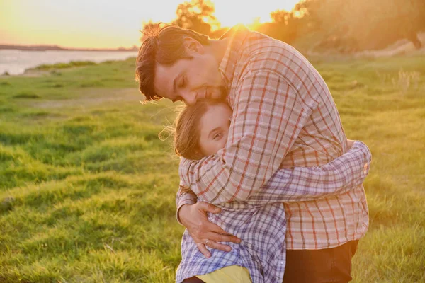 Egy Boldog Apa Szórakozik Kislányával Természetben Lány Megöleli Apját Mosolyog — Stock Fotó