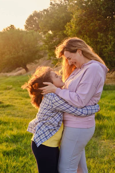 Vista Lateral Sobre Mãe Alegre Filha Abraçando Uns Aos Outros — Fotografia de Stock