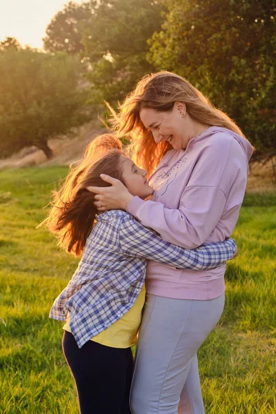 Vista Lateral Sobre Mãe Alegre Filha Abraçando Uns Aos Outros — Fotografia de Stock