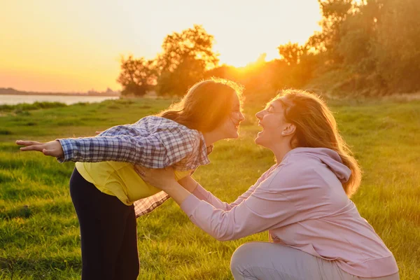 Sidovy Glada Leende Mamma Och Dotter Tittar Till Varandra Spelar — Stockfoto