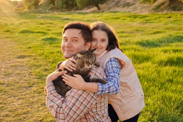 Szczęśliwy Ojciec Dobrze Się Bawi Swoją Córeczką Trzymającą Puszystego Kota — Zdjęcie stockowe