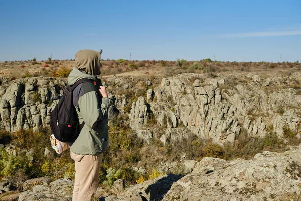 Hiker Young Man Backpack Trekking Poles Standing Edge Cliff Looking — Stock Photo, Image