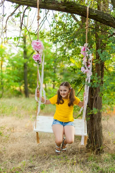 Linda Chica Sonriente Una Camiseta Amarilla Divirtiéndose Columpio Bosque Árboles — Foto de Stock