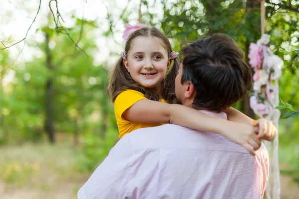 Sonriente Niñita Abrazando Padre Afuera —  Fotos de Stock