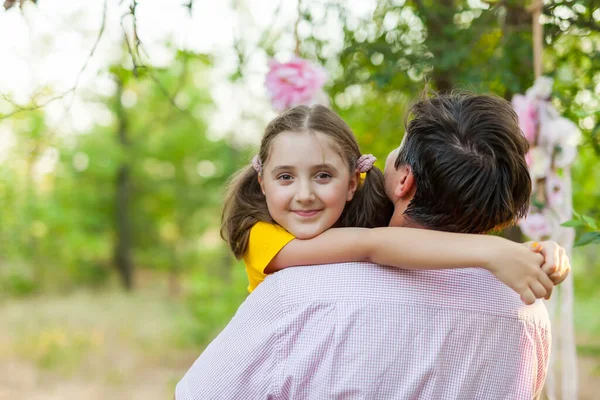 Sorrindo Menina Abraçando Seu Pai Fora — Fotografia de Stock