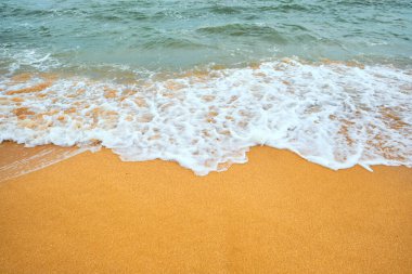 Sahildeki deniz manzarası. Güzel deniz dalgaları. Kumsal kumu ve inanılmaz deniz. Yaz deniz manzarası. Su dokusu arkaplanı.