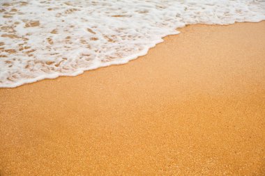 Sahildeki deniz manzarası. Güzel deniz dalgaları. Kumsal kumu ve inanılmaz deniz. Yaz deniz manzarası. Su dokusu arkaplanı.