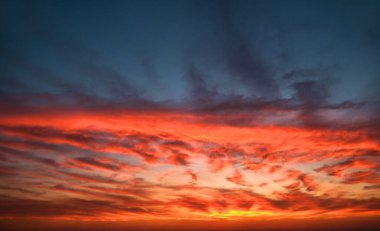 Gökyüzü günbatımı kavramı. Skyline Evening Sunset gökyüzü ve gölde akşamın doğuşu. Kopyalama alanı ile renkli.