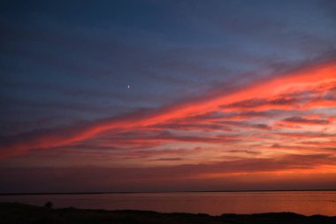 Gökyüzü günbatımı kavramı. Skyline Evening Sunset gökyüzü ve gölde akşamın doğuşu. Kopyalama alanı ile renkli.