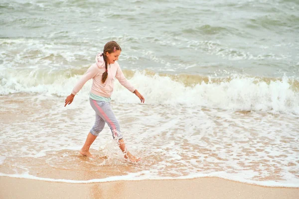 Glada Barn Som Leker Havet Ung Flicka Som Har Kul — Stockfoto