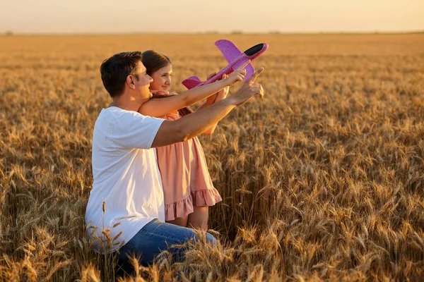 Roztomilé Dívka Její Otec Hraje Hračkou Letadlo Proti Obloze Pšeničném — Stock fotografie