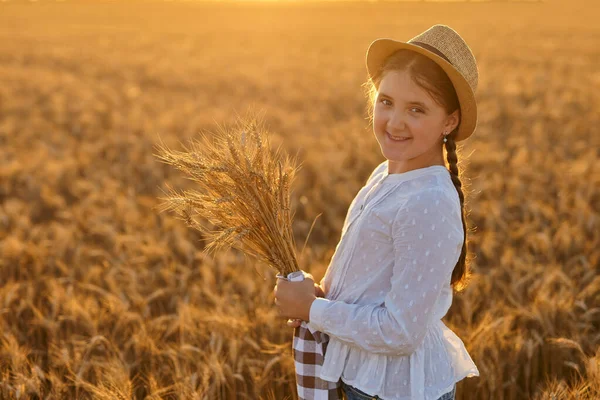 Niña Campo Trigo Una Chica Con Sombrero Paja Niña Sosteniendo —  Fotos de Stock