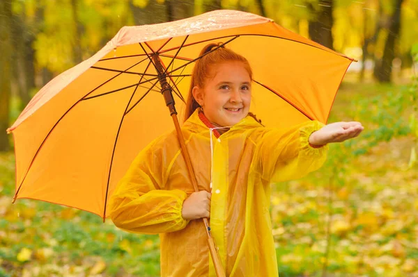 Щаслива Дитина Під Дощем Забавна Дитина Грає Відкритому Повітрі Ловить — стокове фото
