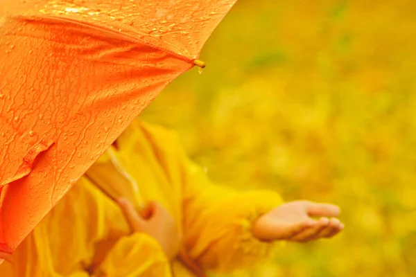 Mano Bambini Sotto Pioggia Gocce Che Cadono Ombrello Arancione Concetto — Foto Stock