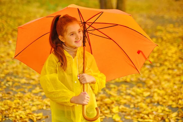 Gelukkig Kind Regen Grappig Kind Spelen Buiten Vangen Van Regendruppels — Stockfoto