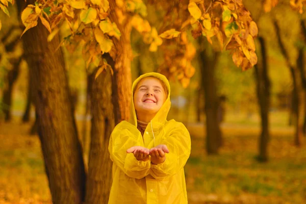 Gracioso Niño Con Impermeable Amarillo Botas Goma Jugando Aire Libre — Foto de Stock