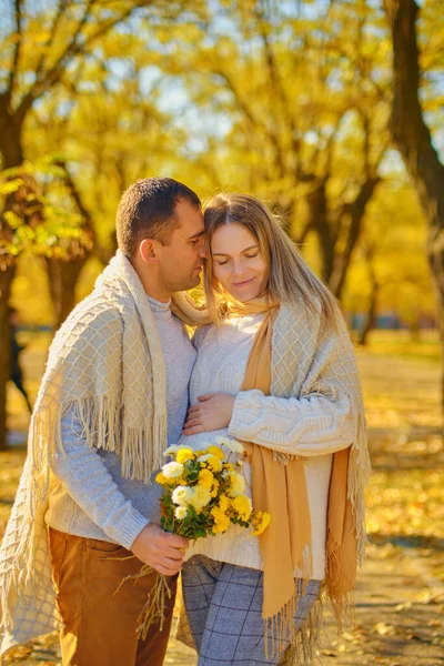 Hamile Kadın Erkek Güneşli Sonbahar Parkında Sarılır — Stok fotoğraf