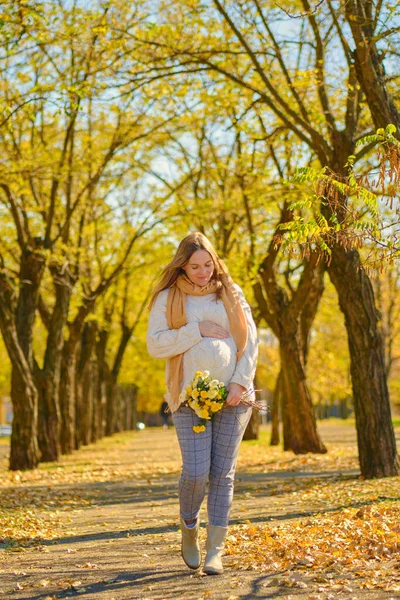 Atractiva Mujer Embarazada Milenaria Con Flores Sosteniendo Barriga Parque Otoño — Foto de Stock