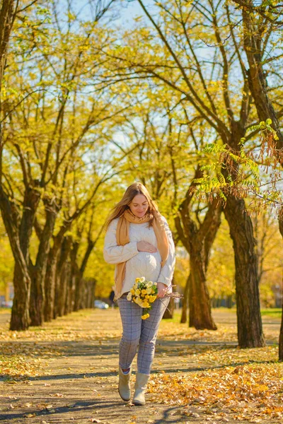 Atractiva Mujer Embarazada Milenaria Con Flores Sosteniendo Barriga Parque Otoño —  Fotos de Stock