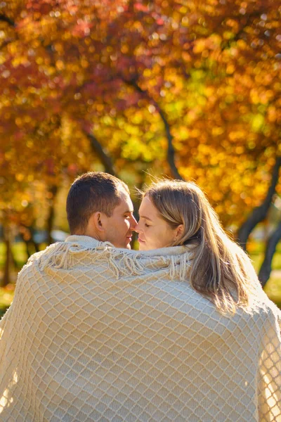 Beautiful Couple Man Woman Love Man Woman Wrapped Beige Blanket — Stock Photo, Image