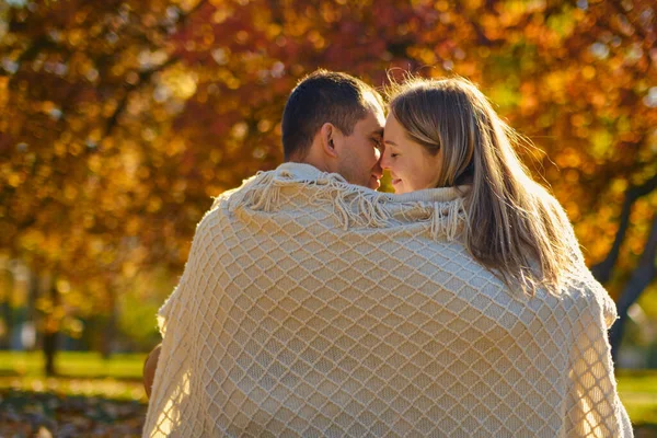 Belo Casal Homem Mulher Apaixonada Homem Mulher Envolto Cobertor Bege — Fotografia de Stock