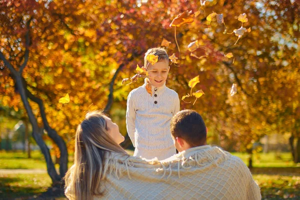 Fiatal Család Szülők Fiukkal Pihennek Ülnek Őszi Napfényes Parkban Boldogok — Stock Fotó