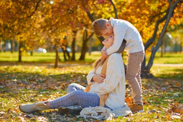 Kisfia Megöleli Terhes Anyját Fiú Mosolygó Terhes Autumn Parkban Fiatal — Stock Fotó