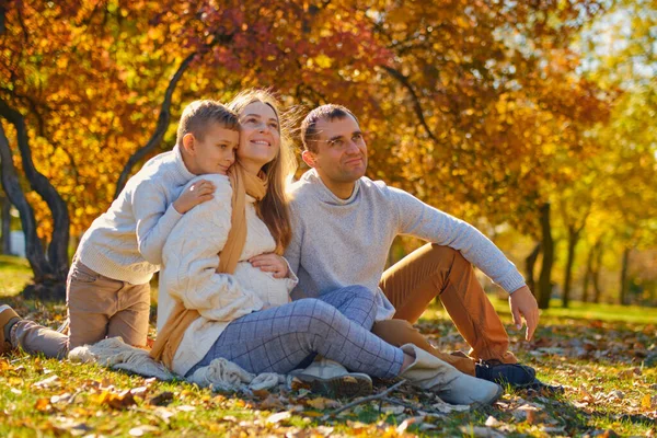 Familia Joven Padres Con Hijo Están Descansando Sentados Parque Soleado —  Fotos de Stock