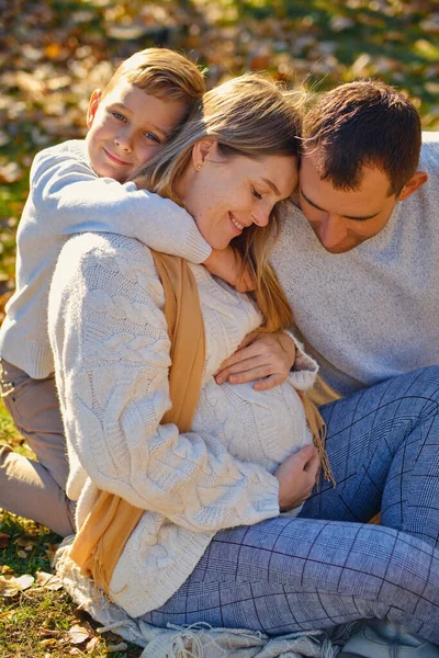 Familia Joven Padres Con Hijo Están Descansando Sentados Parque Soleado —  Fotos de Stock