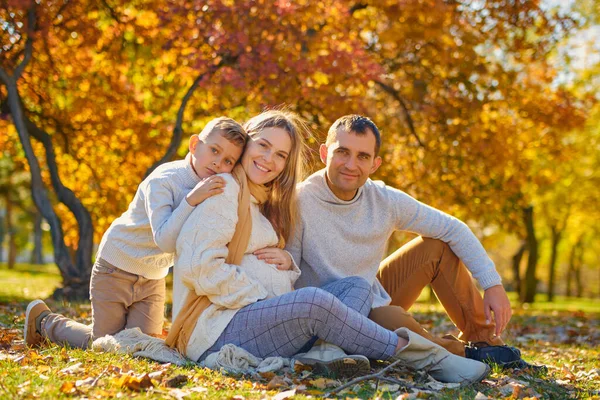Fiatal Család Szülők Fiukkal Pihennek Ülnek Őszi Napfényes Parkban Boldogok — Stock Fotó