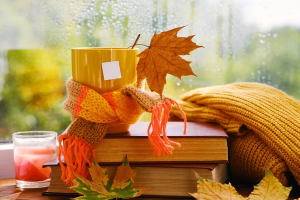 Осенний Натюрморт Красивым Боке Окном Стекают Кленовые Листья Капли Дождя — стоковое фото