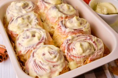 Ev yapımı balkabağı tarçınlı rulo krem peynirli fırın kabuğu, düz yatış, üst veiw. Mevsimlik sonbahar ev yapımı pastalar - kahvaltıda ya da tatillerde yenen tarçınlar.