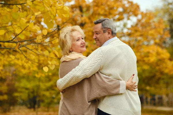 Active Happy Seniors Walking Autumn Park — Stock Photo, Image