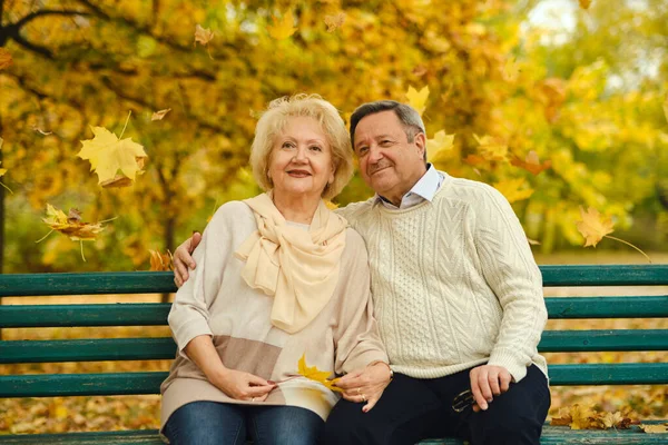 Sorrindo Casal Sênior Sentado Banco Parque Juntos Desfrutando Aposentadoria — Fotografia de Stock